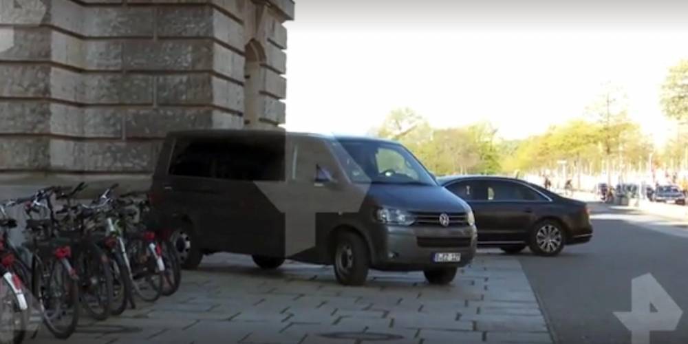Ангела Меркель - Меркель в условиях пандемии начала перемещаться на потертом "коронамобиле" - ruposters.ru - Германия
