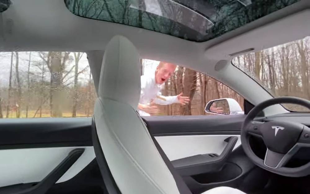 Что произойдет, если выйти из едущей на автопилоте Теслы - zr.ru