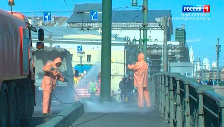 Дворцовому мосту в Петербурге устроили "банный день" - vesti.ru - Санкт-Петербург