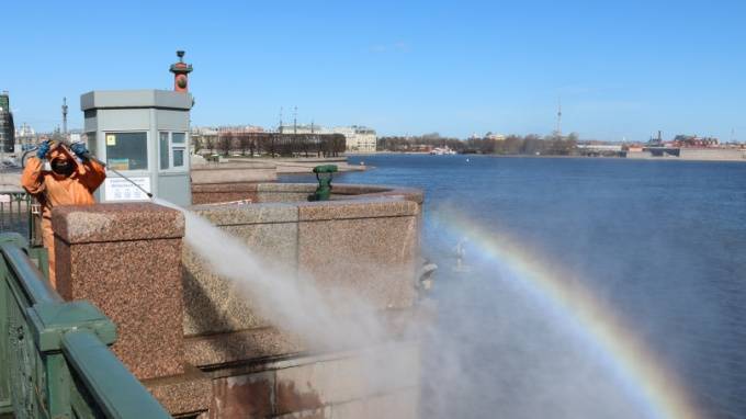 В Петербурге отмыли Дворцовый мост после зимы - piter.tv - Санкт-Петербург