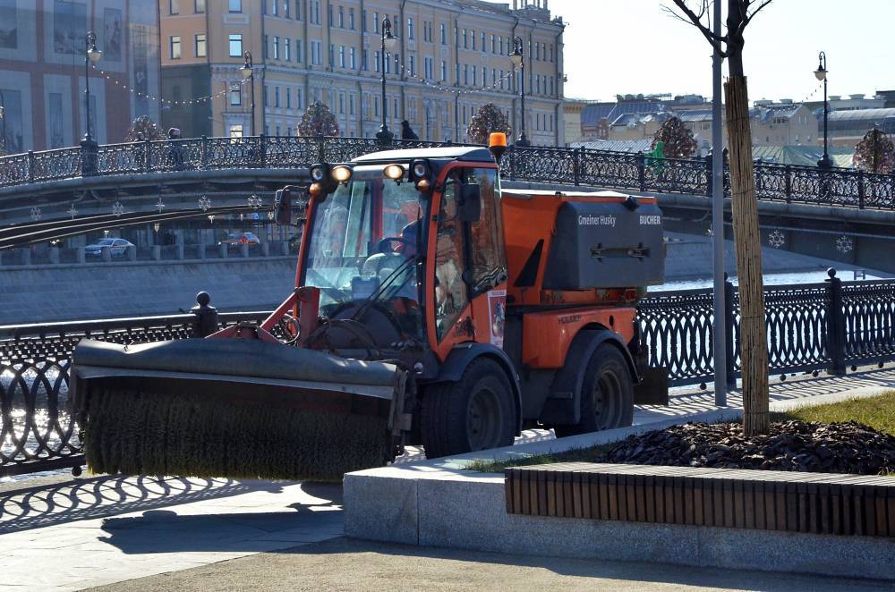 Петр Бирюков - Городские службы успешно справились с последствиями непогоды - vm.ru - Москва