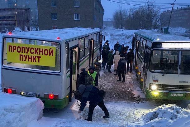 В Воркуте автобусы приспособили под пропускной пункт - bnkomi.ru - респ. Коми