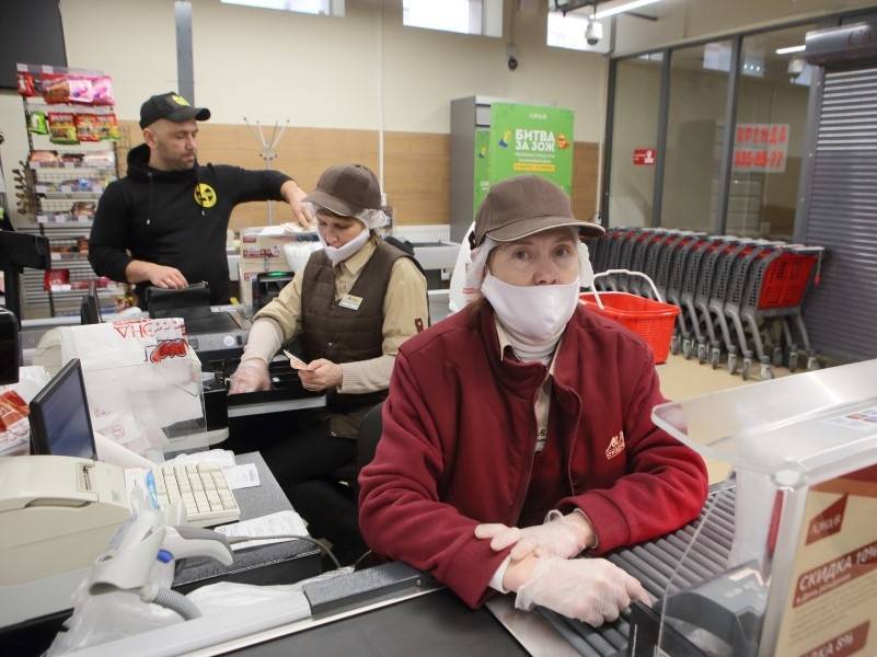 45% представителей массовых профессии сохранили полную зарплату в апреле - sobesednik.ru - Москва - Санкт-Петербург