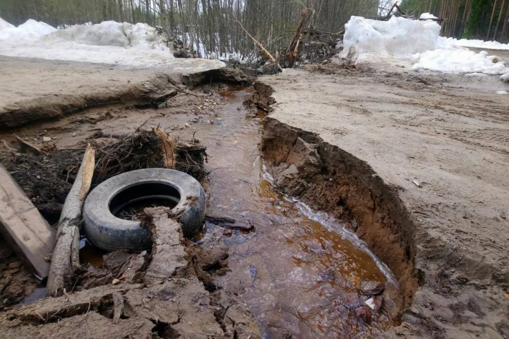 Водители не могут преодолеть размытую дорогу в Верхней Максаковке - bnkomi.ru - респ. Коми - Сыктывкар