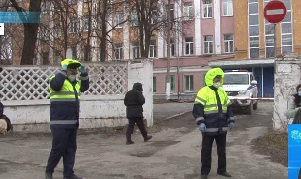 Алексей Текслер - В больнице Златоуста коронавирусом заразились 83 пациента и медика - og.ru - Челябинская обл. - Златоуст