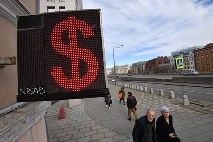 Россияне начали забирать валюту из банков - newsland.com - Россия - Россияне