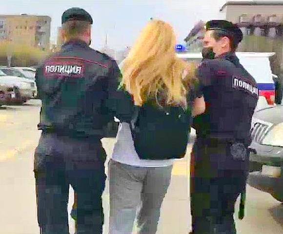 Полицейские задержали участников акции за отмену режима самоизоляции в Красноярске - newsland.com - Красноярск