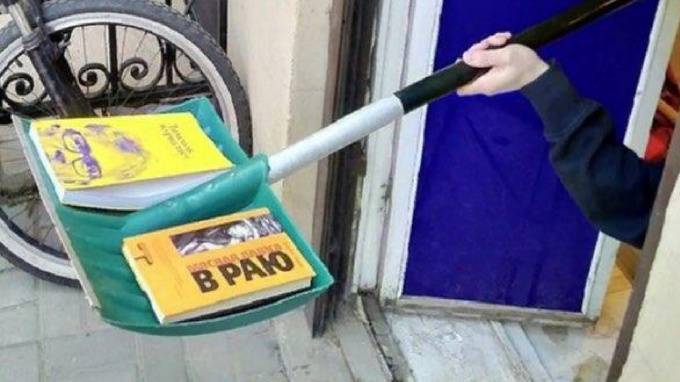 В Петербурге книжный магазин из-за самоизоляции начал выдавать книги с лопаты - piter.tv - Санкт-Петербург