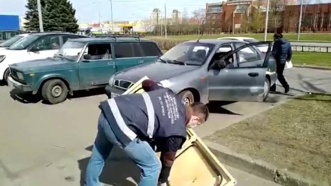 В Петербурге разогнали по домам 45 уличных нелегальных торговцев и сделали предупреждения открытым кафе и магазинам - piter.tv - Санкт-Петербург - Торговля
