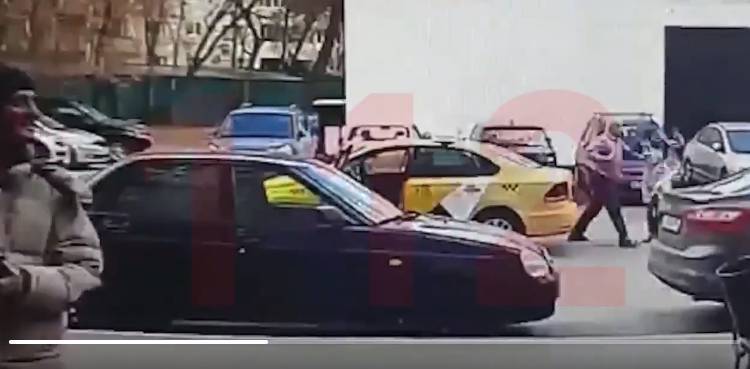 В Москве таксист избил пассажирку, у которой не считывался QR-код на выход из дома - theins.ru - Москва