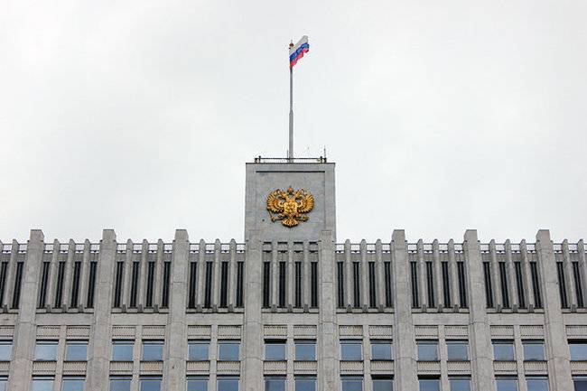 Дмитрий Быков - «Авторитет российской власти сильно пошатнулся» - Быков - infox.ru
