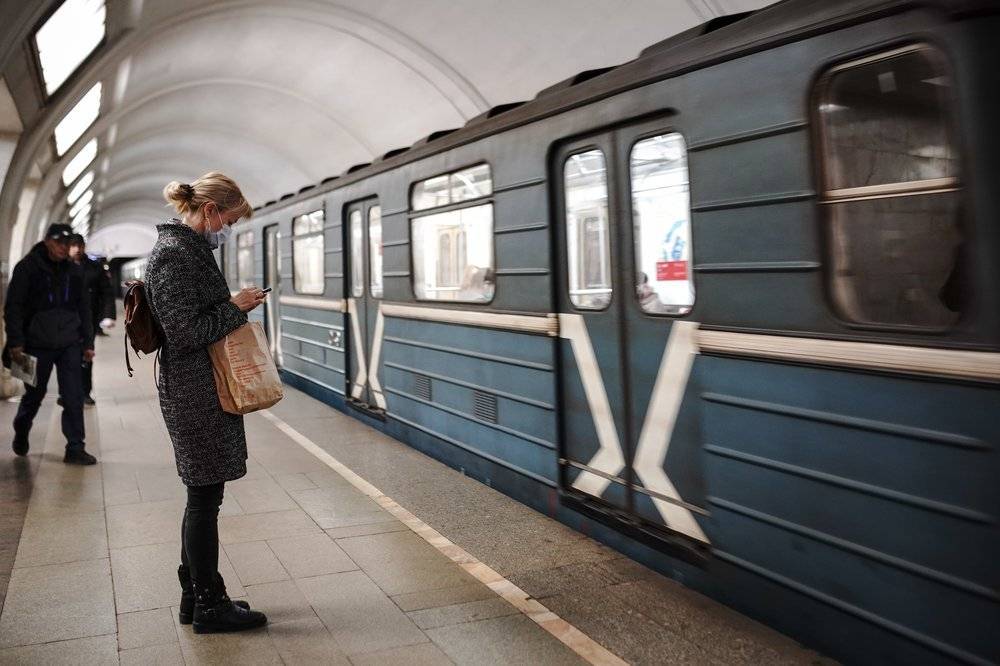 В московском метро появился плакат с призывом отказаться от наличных денег - vm.ru - Москва - Россия