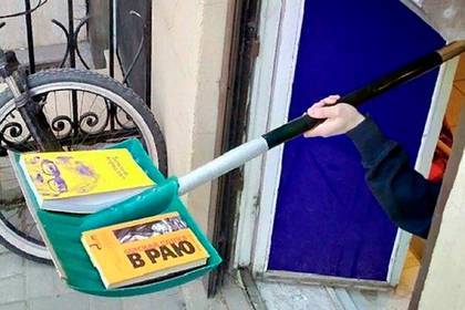 Петербуржцам начали выдавать книги на лопате - lenta.ru