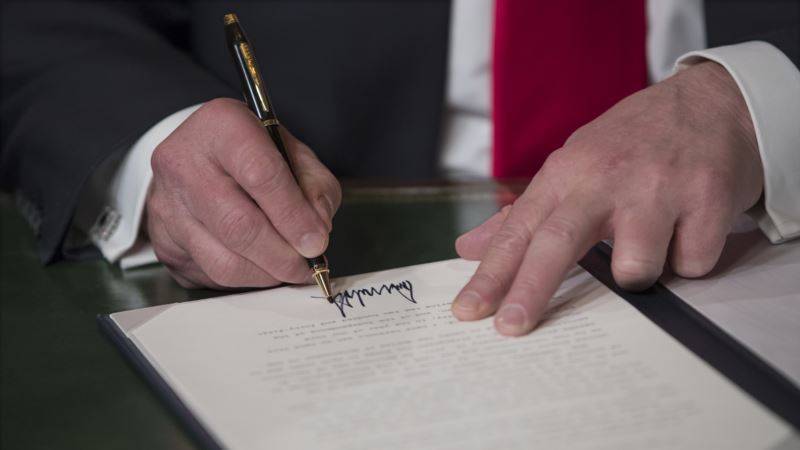 Дональд Трамп - Трамп подписал закон о помощи малому бизнесу и медучреждениям - golos-ameriki.ru - США