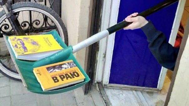 Социальная дистанция: магазин в Петербурге выдает купленные книги с лопаты через окно - newizv.ru - Санкт-Петербург