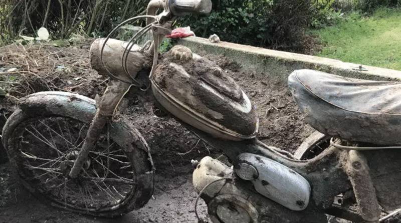 Мужчина, занимаясь садом во время самоизоляции, нашел старый закопанный мотоцикл (фото) - usa.one - Англия - Великобритания