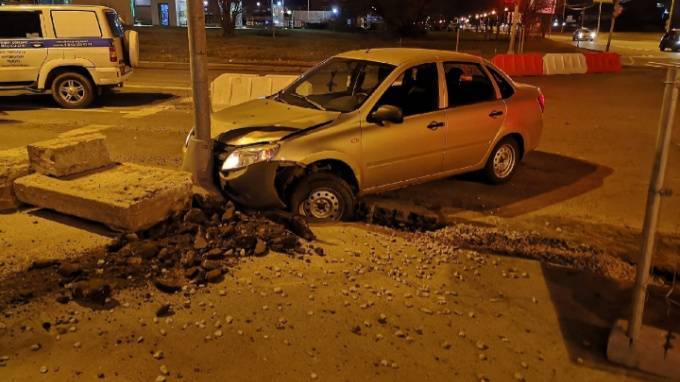 В Петербурге гонщик врезался в столб, пытаясь уйти от полиции - piter.tv - Санкт-Петербург - р-н Кировский