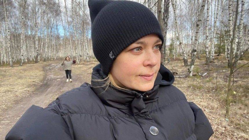 Ирина Пегова - «Боремся со свинотовирусом!» — Пегова провела субботник в лесу - 5-tv.ru - Россия