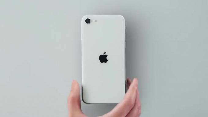 Chi Kuo - В России стартовали продажи нового смартфона iPhone SE - piter.tv - Россия