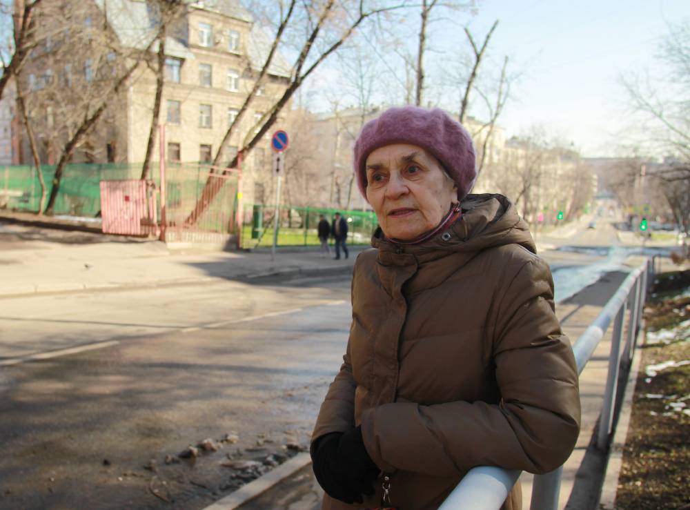 Валерий Рязанский - Сенатор предложил разрешить пенсионерам гулять во дворах по очереди - vm.ru - Москва - Московская обл.