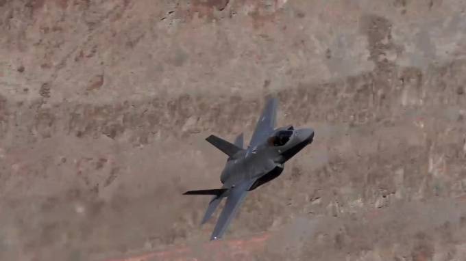 США усилят авиагруппу у Камчатки 54 истребителями пятого поколения F-35A - piter.tv - Россия - США - шт.Аляска