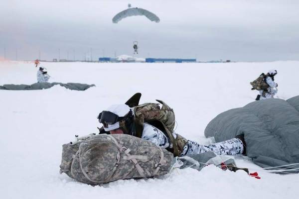 Российские десантники впервые в мировой истории прыгнули с парашютами в Арктике с высоты 10 километров - nakanune.ru - Россия