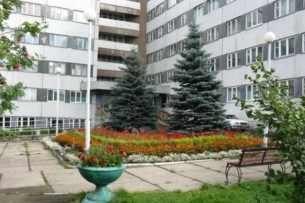 Главврач красноярского госпиталя выпала из окна своего кабинета - trud.ru - Красноярск