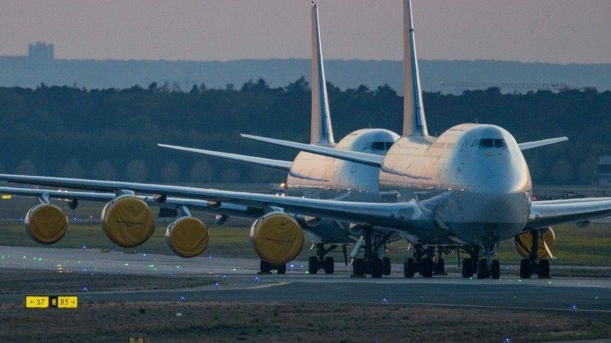 Сильный ветер развернул стоящий Boeing-737 и повредил соседний самолет - 5-tv.ru - Англия - респ. Татарстан - Нижнекамск