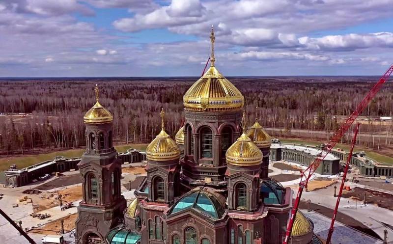 Сергей Шойгу - Владимир Путин - Иосиф Сталин - Леонид Калинин - РПЦ: Портреты Сталина и Путина в храме вполне уместны - topcor.ru - Россия
