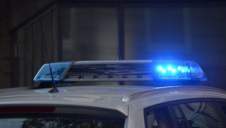 Во время уличных гонок в Омске автомобиль въехал в толпу людей - vesti.ru - Омск