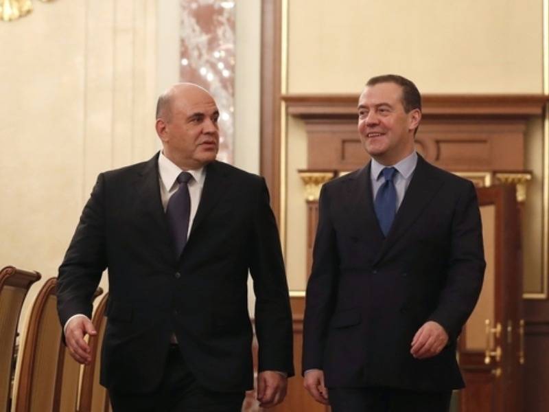 Владимир Путин - Дмитрий Медведев - Михаил Мишустин - Россияне одинаково одобряют деятельность Мишустина и Медведева на посту премьера - sobesednik.ru