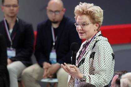 Елена Малышева - Малышеву возмутили российские чиновники из-за критики врачей - lenta.ru