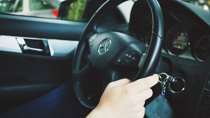 Дело об угоне дорогостоящего Mercedes в Петербурге дошло до суда - piter.tv - Санкт-Петербург - район Василеостровский