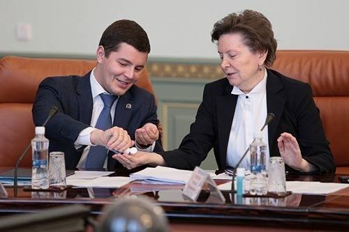 Наталья Комарова - Комарова рекомендовала нефтяникам увеличить сроки перевахтовки с двух до трех месяцев - znak.com - Россия - Югра