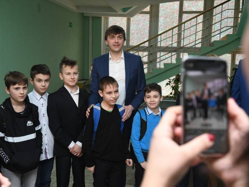 Минпросвещения Сергей Кравцов - Министр посвещения Кравцов: Главный вывод – живые уроки в школе заменить нельзя - sobesednik.ru