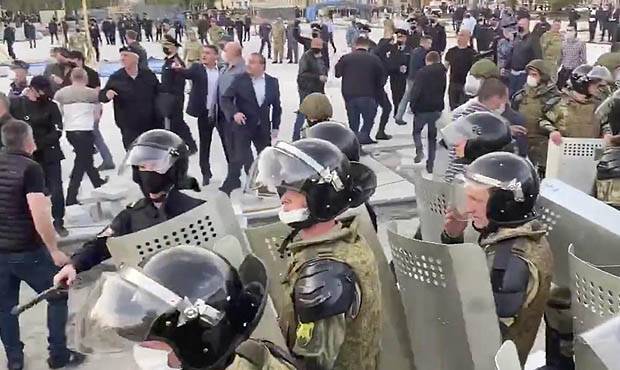 Во Владикавказе сотрудника Росгвардии уволили за то, что он защитил ветерана Афгана от избиения на митинге - og.ru - респ. Алания - Афганистан - Владикавказ