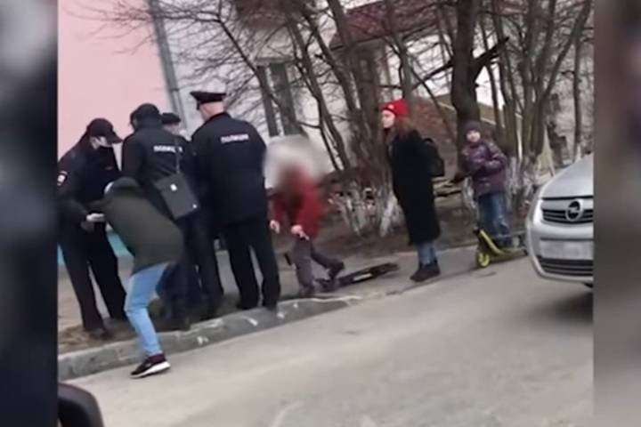 Полицейские Чебоксар обвинили гулявших с детьми женщин в нападении - mk.ru - респ. Чувашия - Чебоксары