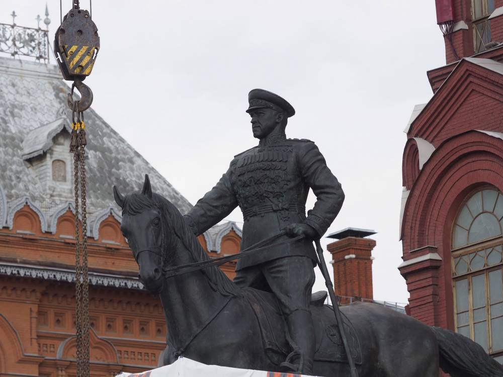 Георгий Жуков - Наследники автора памятника Жукову поучаствовали в реставрации монумента - vm.ru - Москва