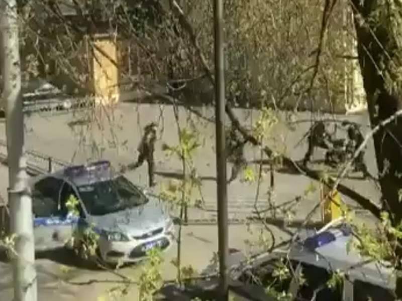 Полиция в Москве жестко скрутила нарушителя самоизоляции, гулявшего с собакой - dayonline.ru - Москва