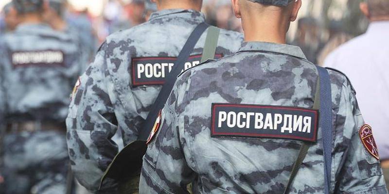 Валерий Грибакин - "Вы че так насвинячили?": москвич отчитал росгвардейцев за кучу мусора на детской площадке - ruposters.ru