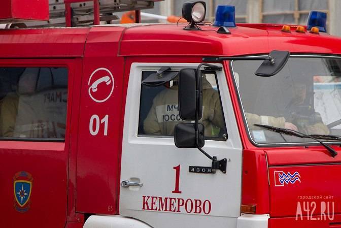 Сотрудники МЧС спасли трёх человек из горящей многоэтажки в Кемерове - gazeta.a42.ru - Кемерово