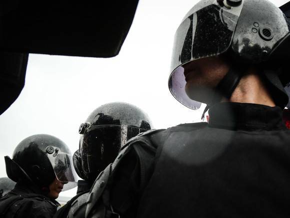 В Сургуте бойцы ОМОН в масках и с автоматами задержали трех пожилых рыбаков - newsland.com - Сургут
