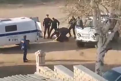 На полицейских завели дело после жесткого избиения дубинками россиянина на улице - lenta.ru - Россия - Алтайский край - Змеиногорск