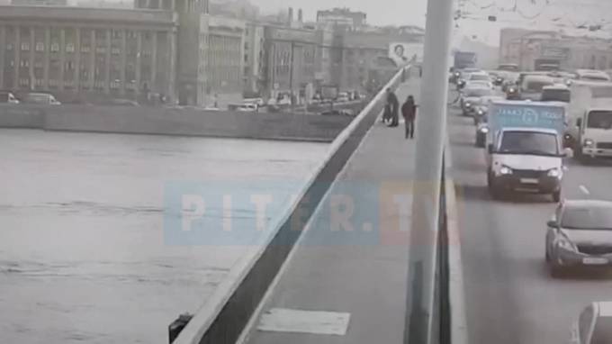 Александр Невский - Родственник спустя месяц начал поиски нырнувшего с моста Александра Невского мужчины - piter.tv - Санкт-Петербург - Белоруссия