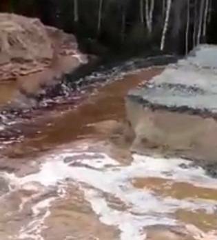 В Югре прокладка трубы привела к размыванию дороги и разрушению дорожного полотна - znak.com - Ханты-Мансийск - Югра