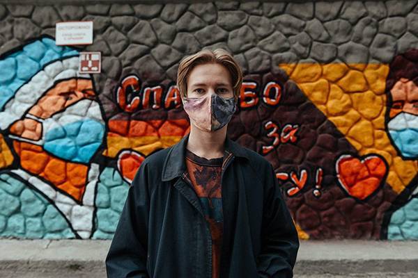 Уличные художники Тюмени посветили 8-метрое граффити врачам, сражающимся с COVID-19 - nakanune.ru - Тюмень - Тюменская обл.