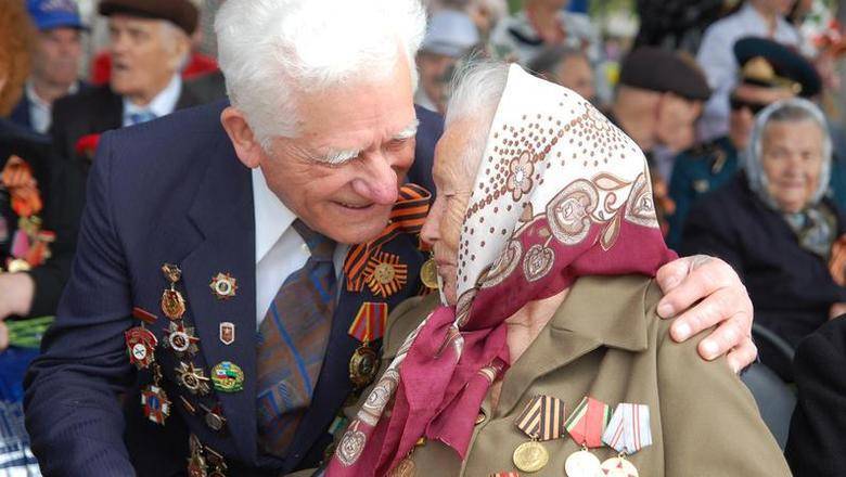 Александр Хинштейн - Ветеранам ВОВ раздадут мобильные телефоны с бесплатной связью и клавишей SOS - newizv.ru - Россия