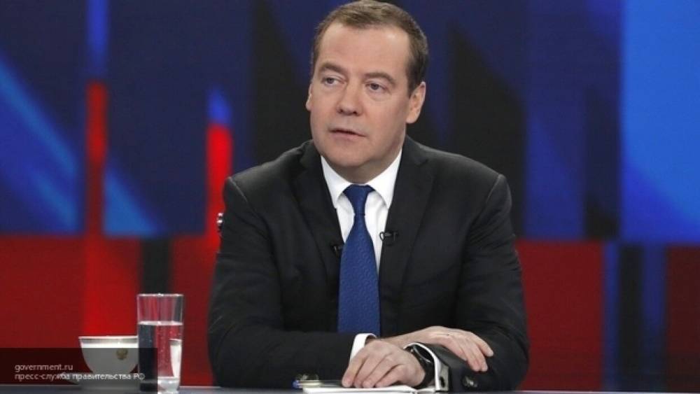 Дмитрий Медведев - Медведев призвал членов "Единой России" отдать зарплату медикам - polit.info - Россия