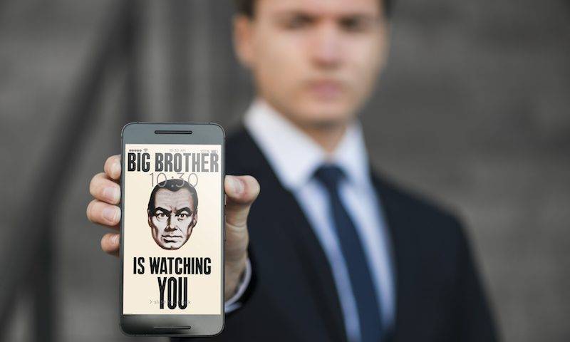 Нас чипируют или защищают? Эксперты оценили планы властей контролировать смартфоны - bloknot.ru - Россия