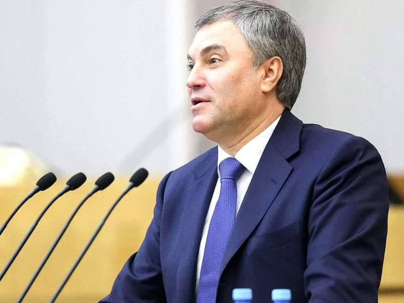 Вячеслав Володин - Володин объяснил, почему нельзя раздавать людям деньги при коронавирусе как в США - dayonline.ru - Россия - США
